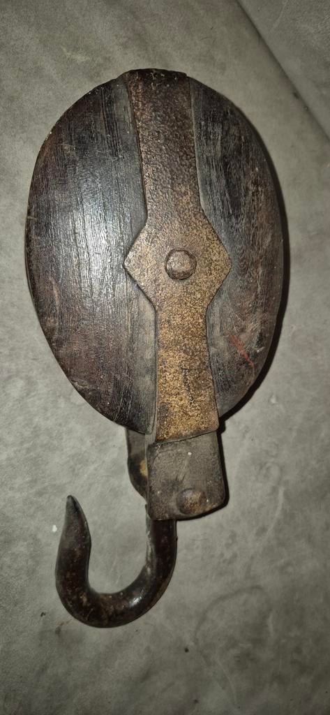 Oude, houten katrol blok met metalen beslag. Een mooi decora, Antiek en Kunst, Ophalen of Verzenden