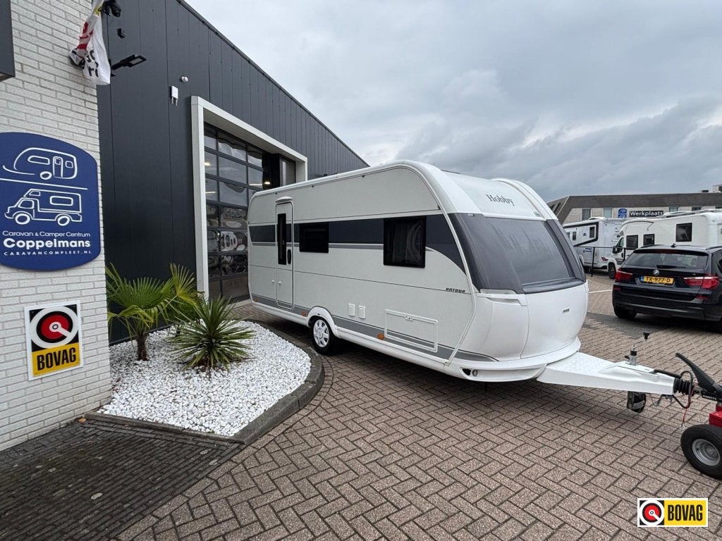 Hobby On Tour 470 KMF met voortent en stapelbed 2025, Caravans en Kamperen, Caravans, Dwarsbed, Bedrijf, Treinzit, 750 - 1000 kg