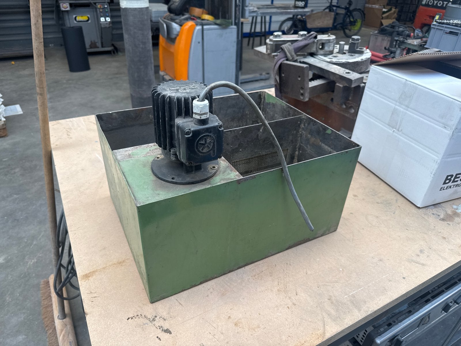 Koelvloeistof pomp met tank voor CNC draai/freesbank, Doe-het-zelf en Verbouw, Ophalen of Verzenden