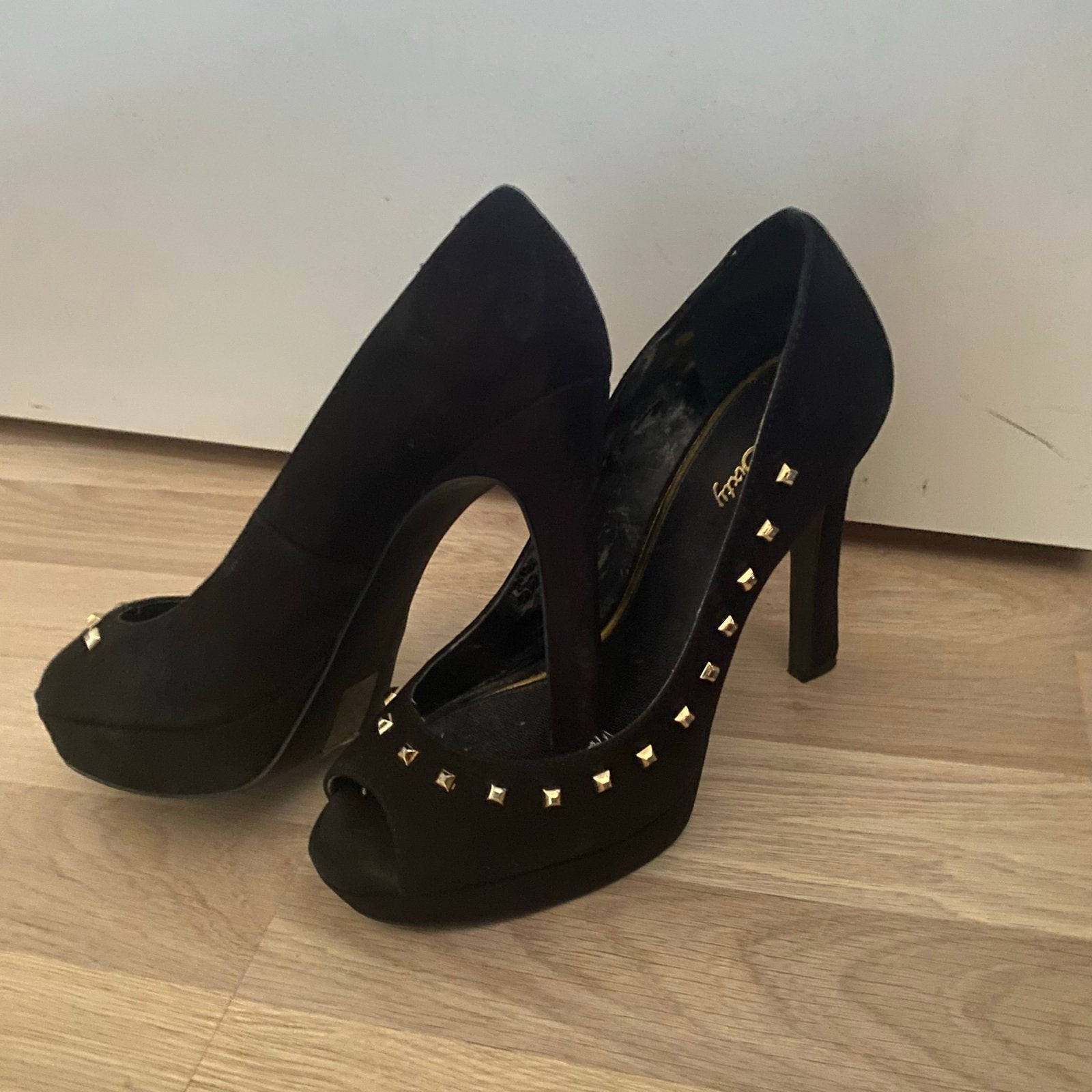 Miss Sixty Zwarte Leer Peep-Toe Pumps met Gouden Studs, Pumps, Zwart, Ophalen of Verzenden, Gedragen
