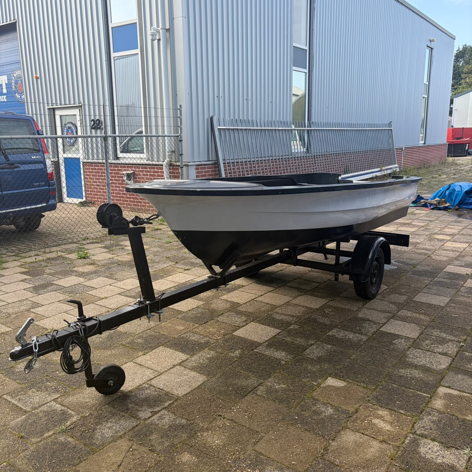Te koop: polyester visboot van ca. 5m lang en 1,50m breed, Watersport en Boten, Ophalen, Zo goed als nieuw, Polyester, Buitenboordmotor