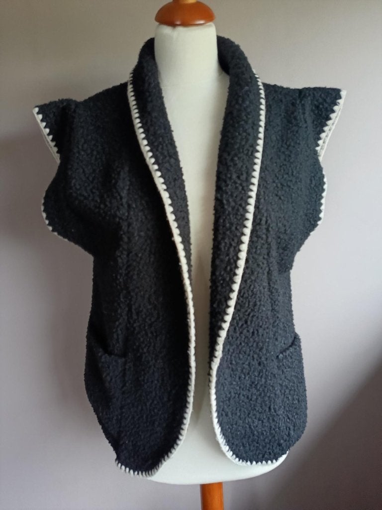 Zwarte zachte stretch bodywarmer van Perla Nera, maat M/L, Kleding | Dames, Bodywarmers, Zwart, Ophalen of Verzenden, Zo goed als nieuw