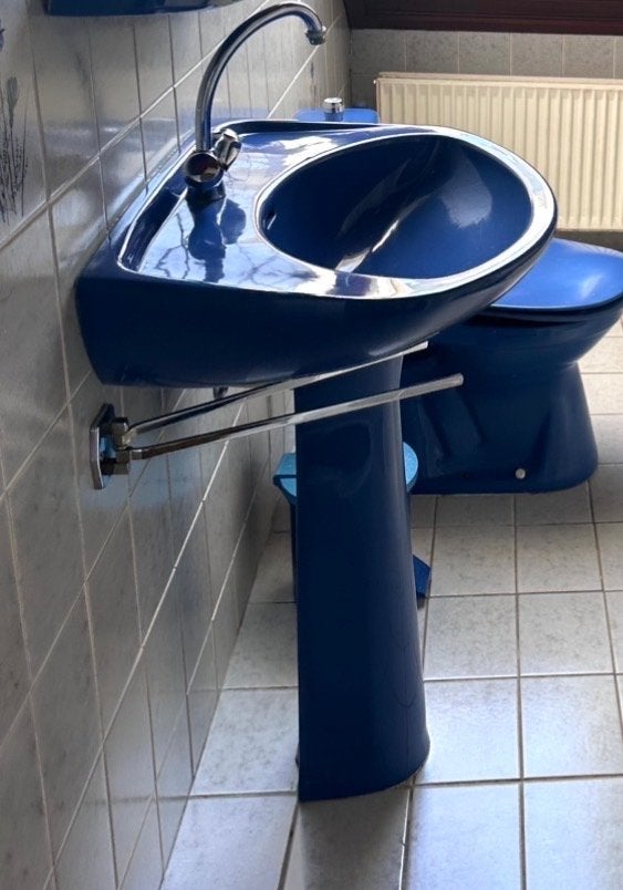 Vintage blauwe wastafel met zuil, Doe-het-zelf en Verbouw, Sanitair, Ophalen, Gebruikt, Wastafel
