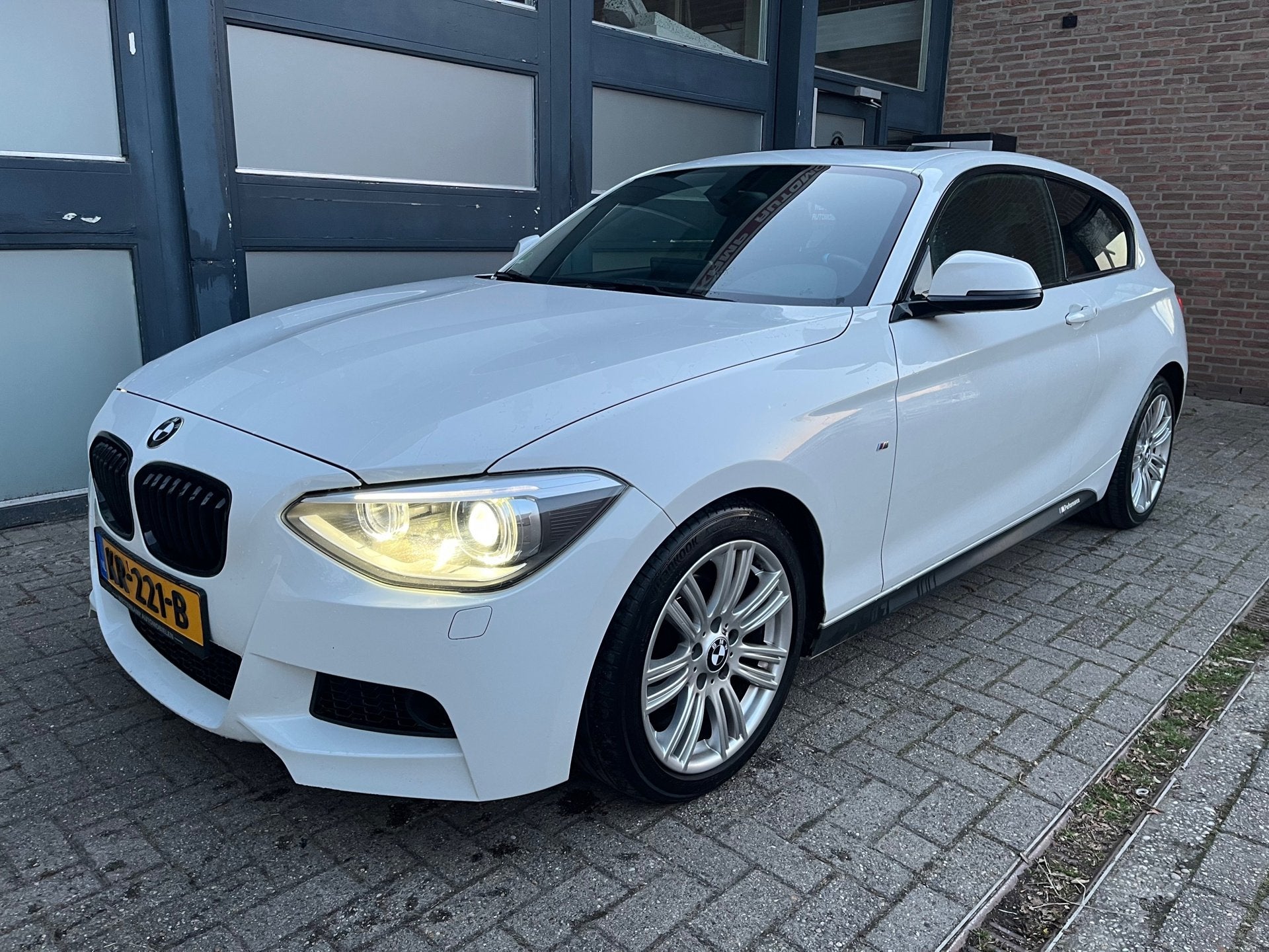 BMW 1-serie 116i Business+ M-Pakket AUT., Gebruikt, 4 cilinders, 1290 kg, Alcantara