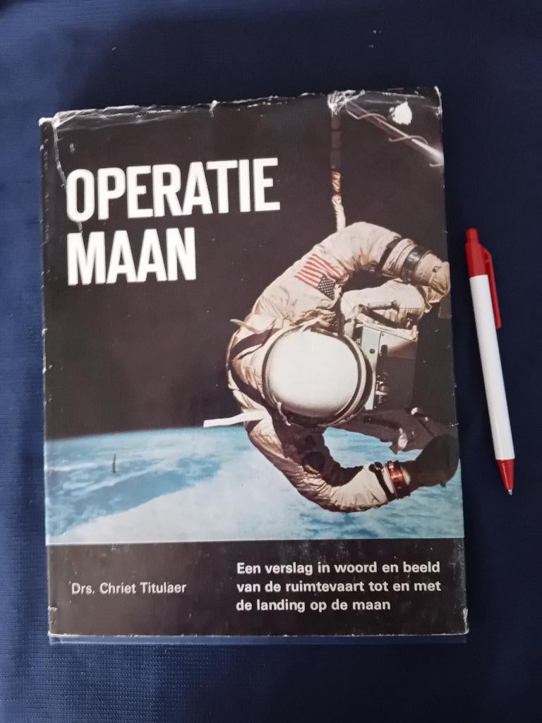 Operatie Maan  Chriet Titulaer., Ophalen of Verzenden, Gelezen