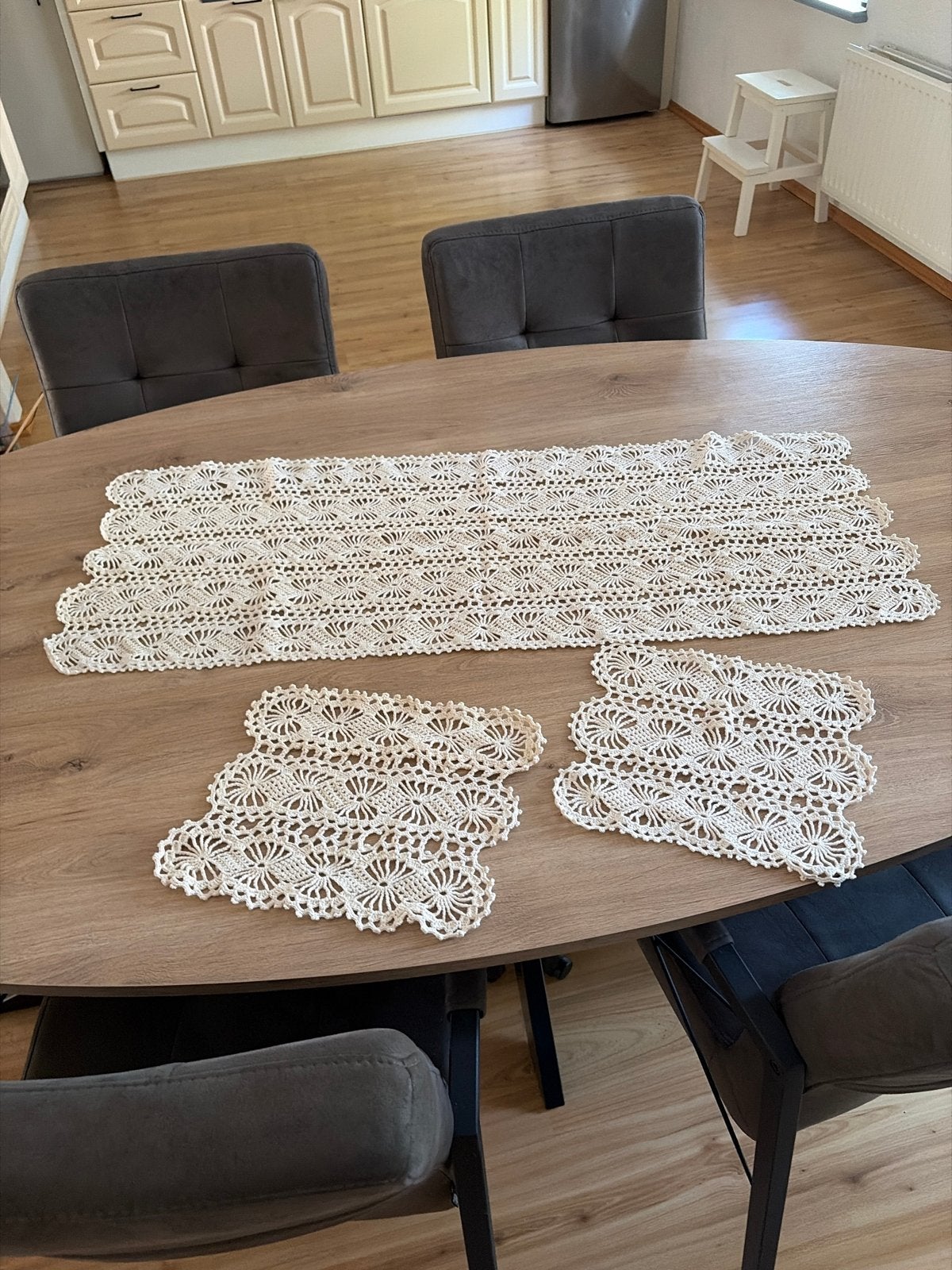 Handgehaakte tafelloper en placemats, beige, Ophalen of Verzenden, Zo goed als nieuw, Katoen, Handgemaakt