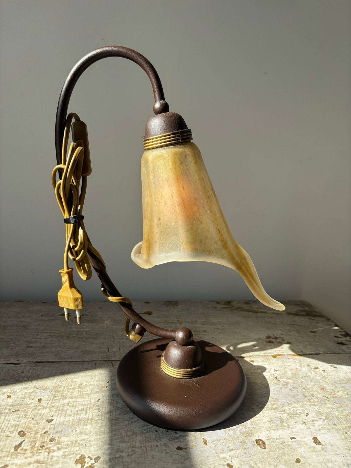 Italiaanse Art Nouveau Tafellamp met Bloemvormig Glas, Ophalen of Verzenden