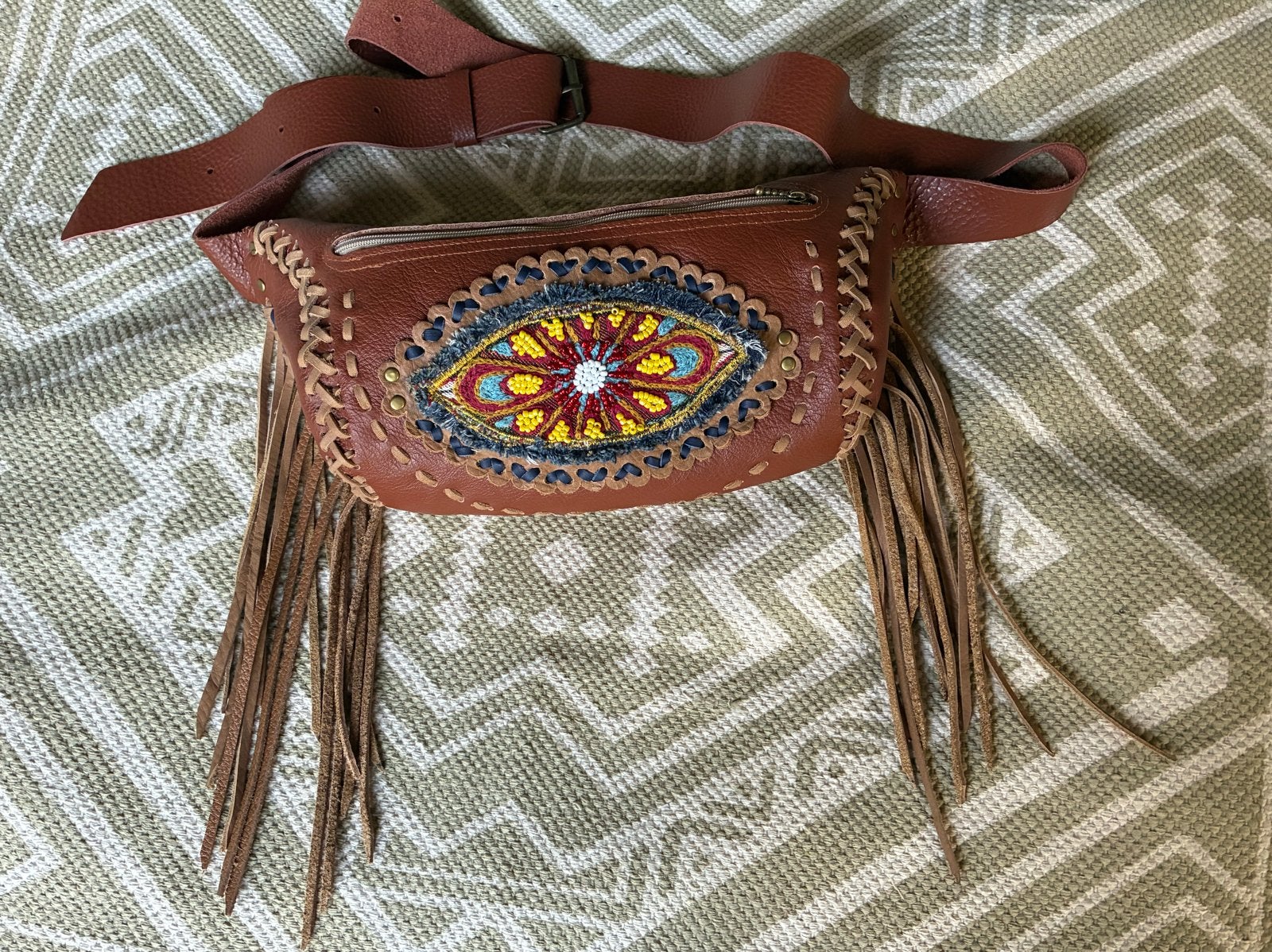 Leren crossbody/heuptasje met franjes en geborduurd oog, Ophalen of Verzenden, Nieuw, Bruin, Overige typen