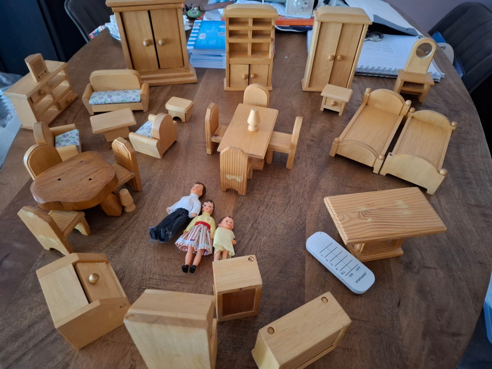 Houten poppenhuis meubels en poppen - Complete set, Ophalen of Verzenden, Gebruikt, Accessoires