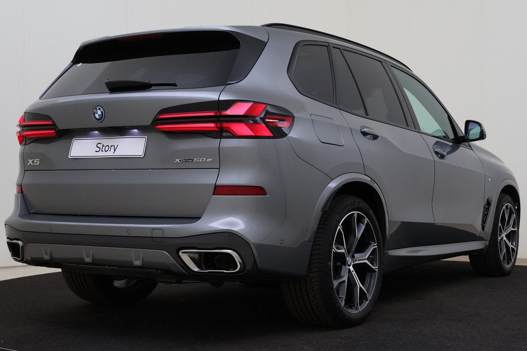 BMW X5 xDrive50e M Sport Automaat / Trekhaak / Panoramadak /, Auto's, Gebruikt, 2395 kg, Met garantie (alle), Verwarming stoelen achter