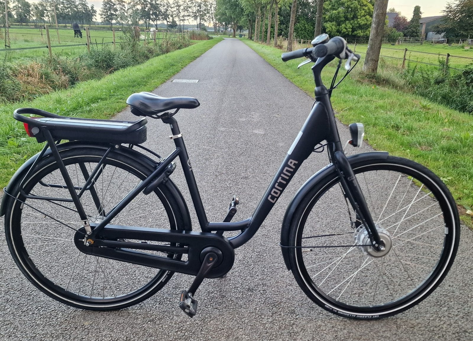 Cortina Ecomo. actieradius 50km in hoogste stand., Ophalen, Batavus, Zo goed als nieuw, 51 tot 55 cm