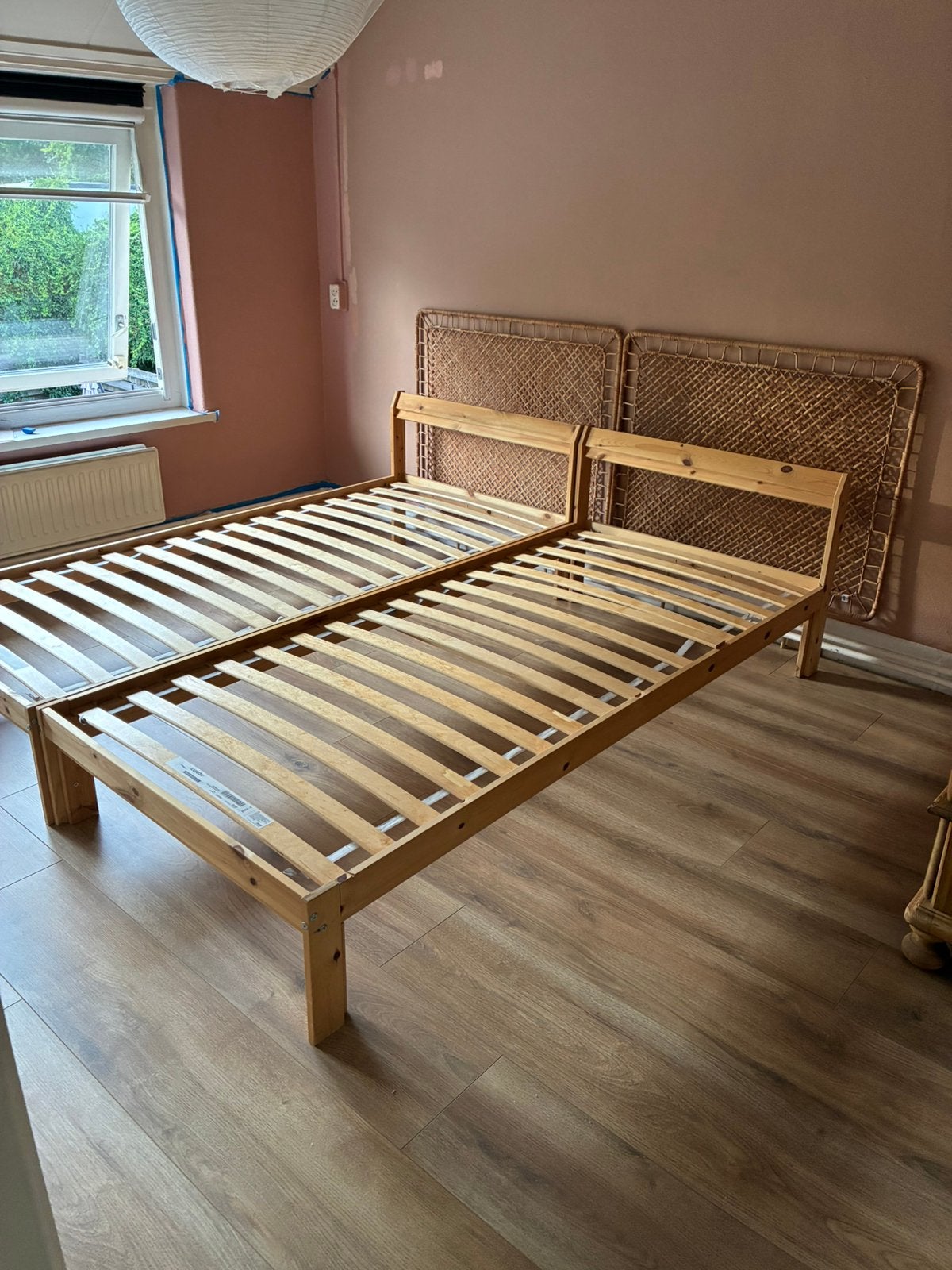 Twee eenpersoons bedden met rotan hoofdborden, Ophalen, 90 cm, Eenpersoons, Zo goed als nieuw