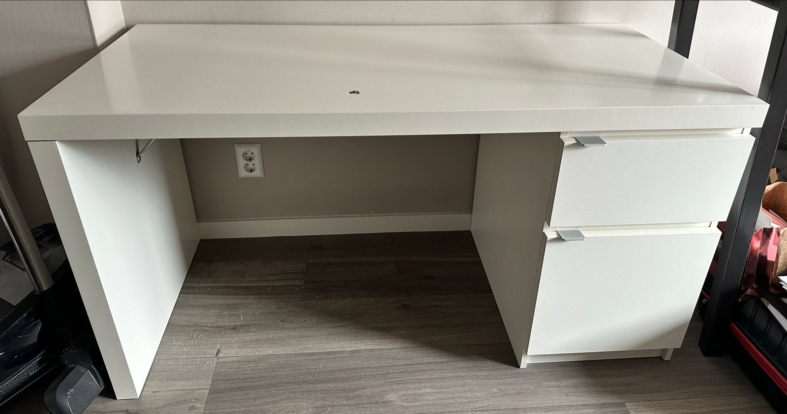 Wit ikea Malm bureau, Gebruikt, Met lades, Spaanplaat of MDF, Ophalen of Verzenden