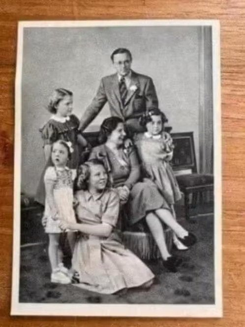 Ansichtkaart Koninklijk gezin Juliana en Bernhard : 1951, Verzamelen, Ophalen of Verzenden, Zo goed als nieuw, Nederland, Kaart, Foto of Prent