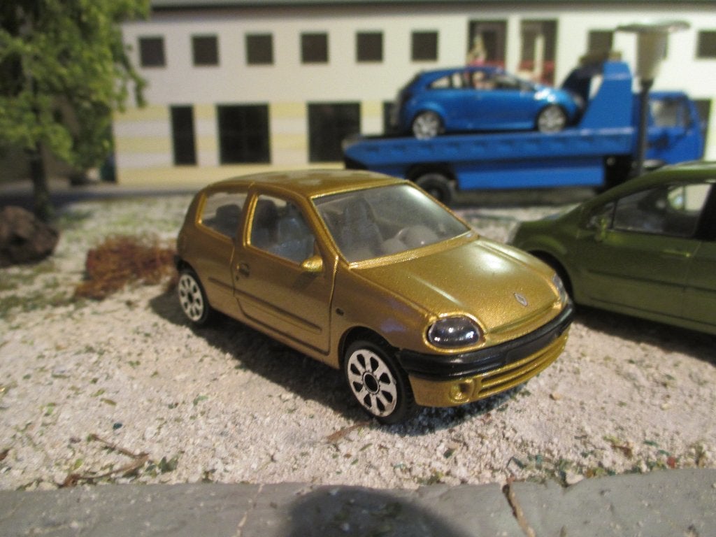 1:43 Renault Clio Phase 2 - Bburago metallic-goud, Ophalen of Verzenden, Gebruikt, Auto, Overige merken