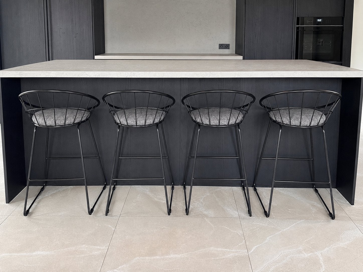 4 luxe barkrukken / barstoelen – Grijs met zwart metaal, Ophalen of Verzenden, Zo goed als nieuw