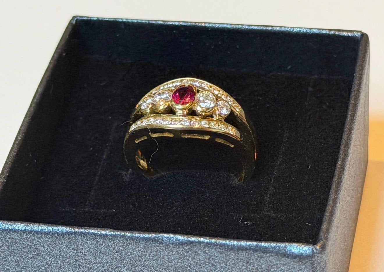 18 karaat gouden ring met natuurlijke diamanten en robijn!, Ophalen of Verzenden, 17 tot 18, Met edelsteen, Dame