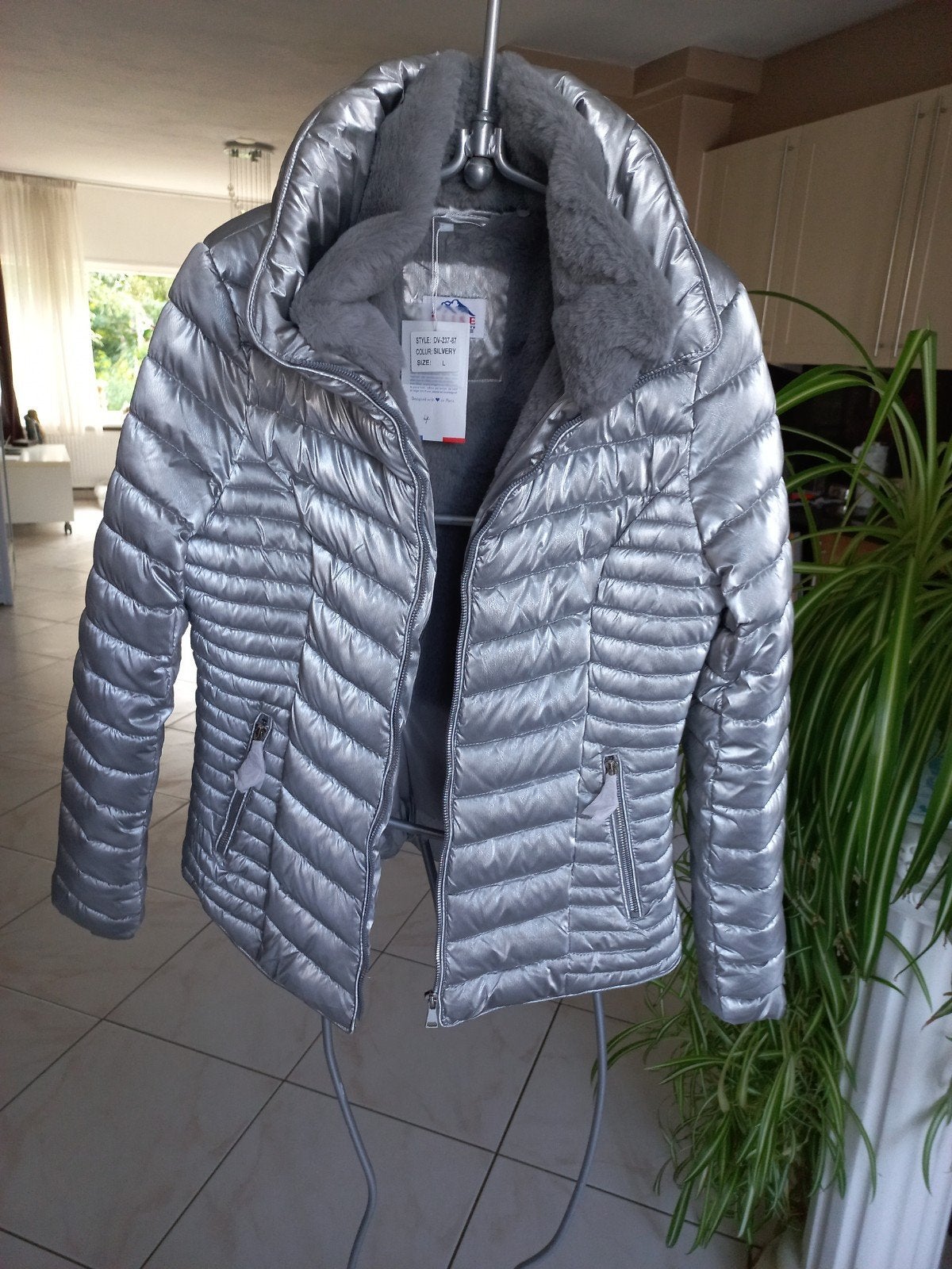 Nieuwe zilverkleurige jas met bont en capuchon maat S M n, Maat 38/40 (M), Nieuw, Ophalen of Verzenden, Blise