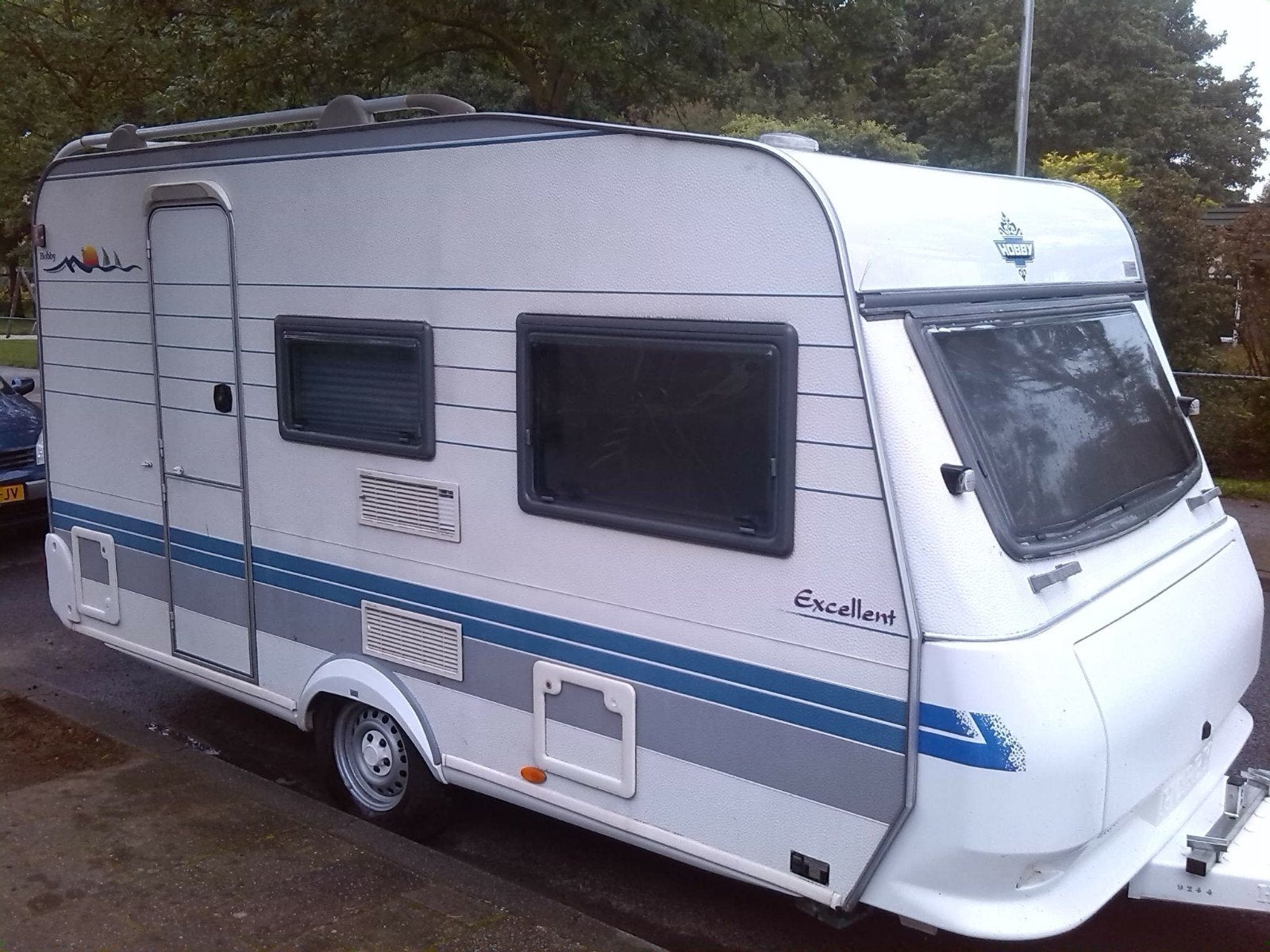 Hobby Excellent 400 Caravan uit 2002 met complete inrichting, Vast bed, Hobby, Treinzit, 750 - 1000 kg