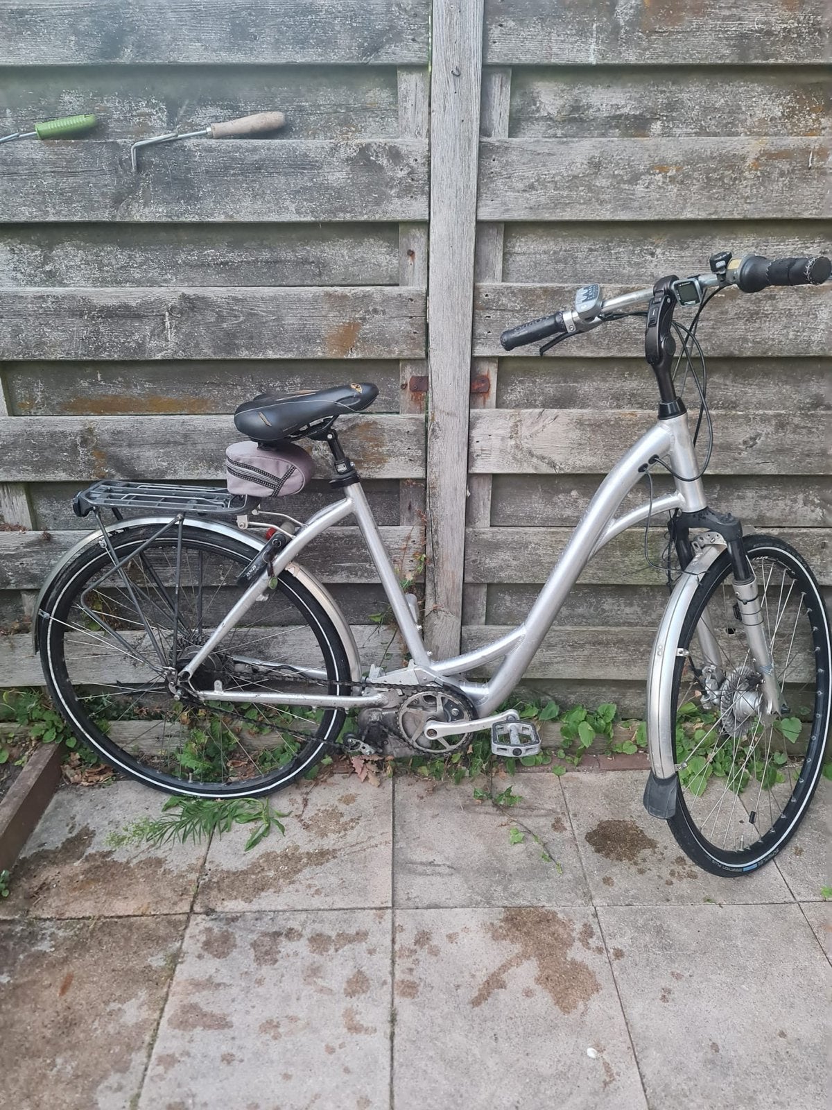 E-bike voor reparatie of onderdelen - Achterwiel defect, Fietsen en Brommers, Elektrische fietsen, Minder dan 30 km per accu, Gebruikt