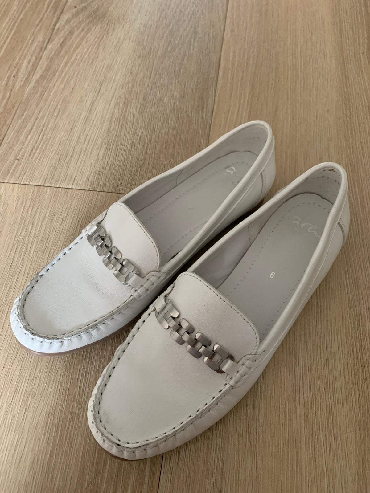 Witte Ara instappers met kettingdetail, maat 39, Ophalen of Verzenden, Zo goed als nieuw, Wit, Instappers