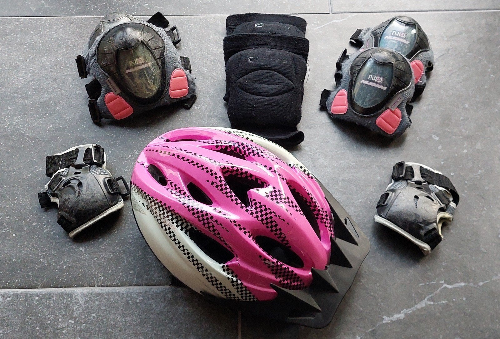 Helm, Kniebeschermers, elleboogbeschermers & handbeschermers, Kinderen en Baby's, Speelgoed | Buiten | Rolschaatsen, Ophalen of Verzenden