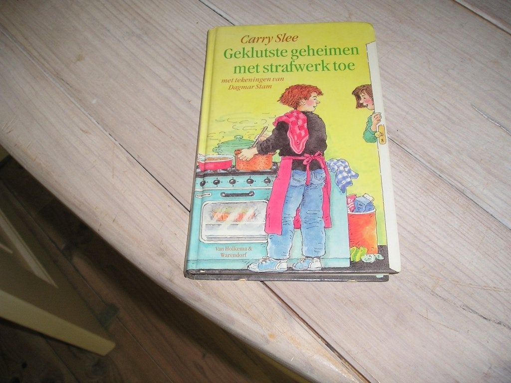 Carry Slee - Geklutste geheimen met strafwerk toe, Ophalen of Verzenden, Gelezen, Carry Slee, Fictie