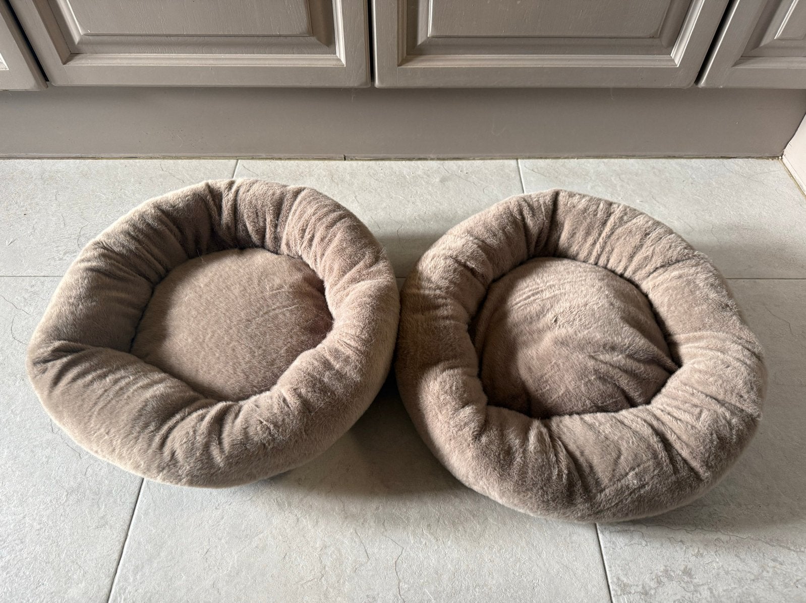 Twee zachte taupe kattenmandjes - nieuw, Ophalen, Nieuw, Pluche