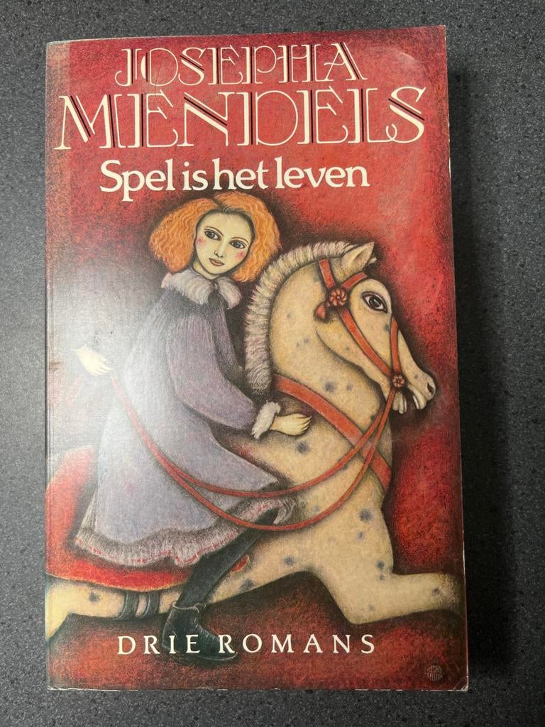 Josepha Mendels - Spel is het leven (Drie Romans), Ophalen of Verzenden, Gelezen, Nederland