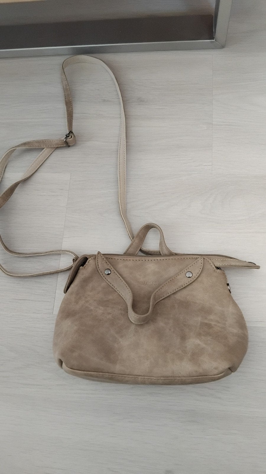 Tasje nieuw beige soort suede Beagles, Sieraden, Tassen en Uiterlijk, Ophalen of Verzenden, Nieuw, Beige, Schoudertasje