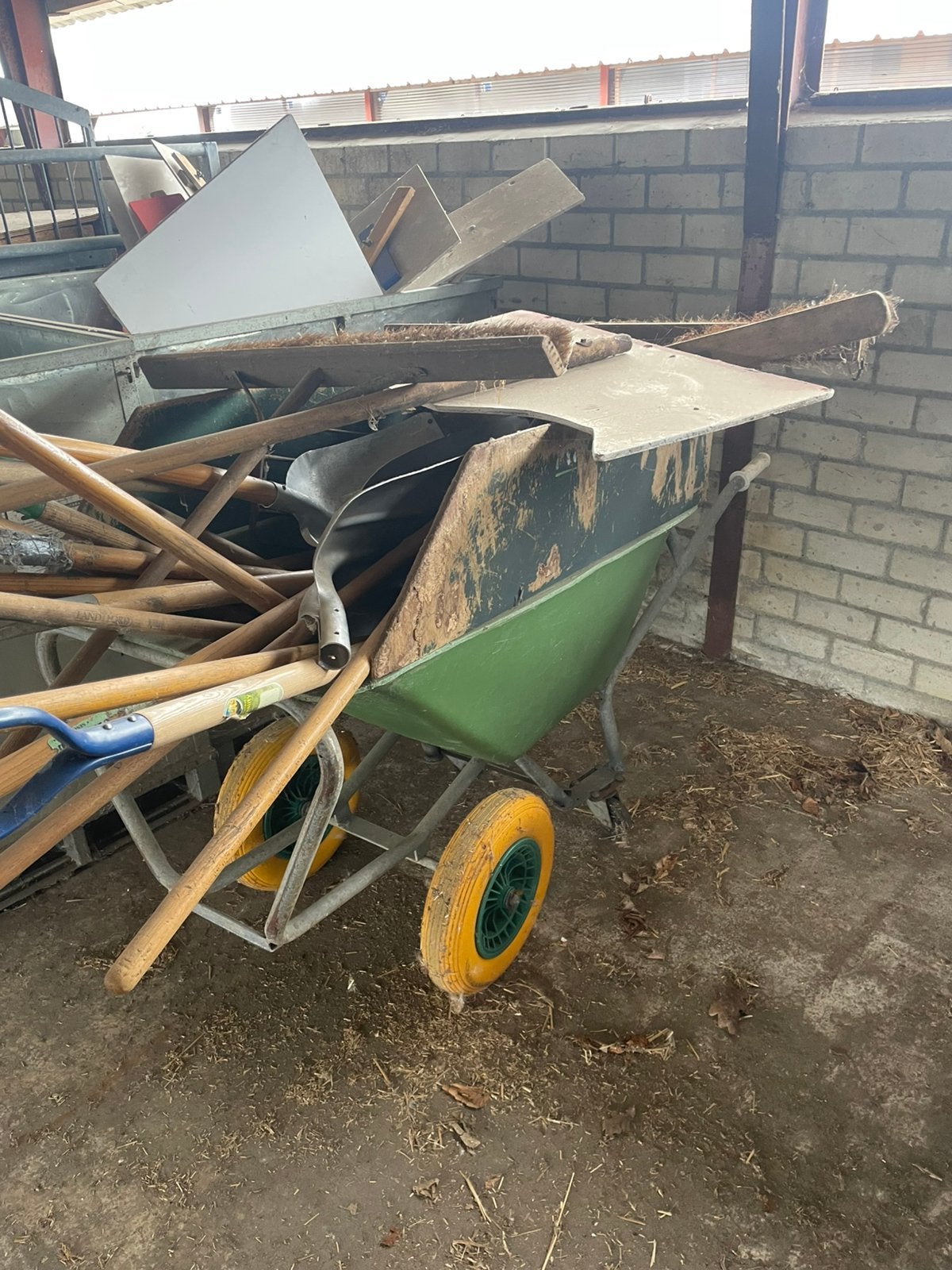 Kruiwagen met bezems en scheppen, Ophalen, Gebruikt