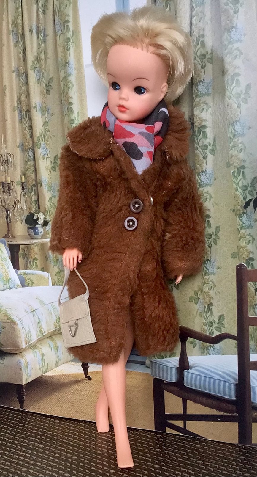 Warme fakefur jas met sjaal en tas voor Sindy, Fleur, Barbie, Ophalen of Verzenden, Gebruikt, Kleertjes