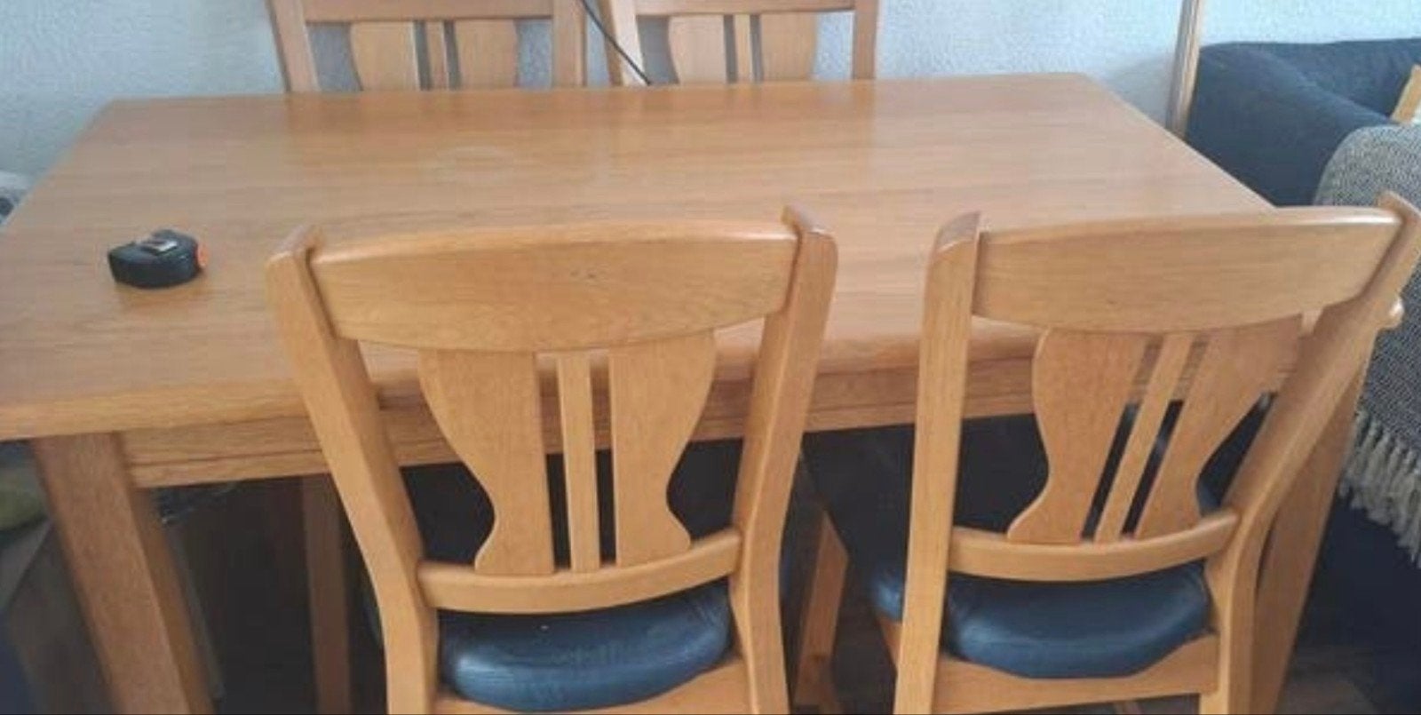 Eikenhouten eettafel met 4 donkerblauwe stoelen, Ophalen of Verzenden, Gebruikt, 4 tot 6 stoelen