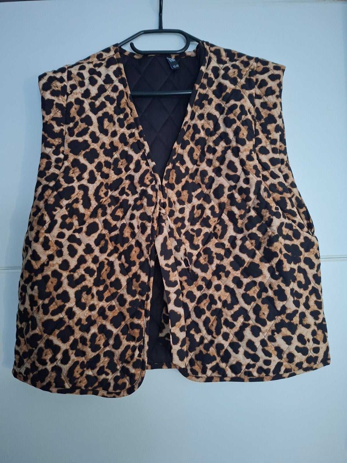 Leuke nieuwe leopard/panter bodywarmer/gilet Wibra 42/44, Kleding | Dames, Ophalen of Verzenden, Nieuw, Maat 42/44 (L), Bruin
