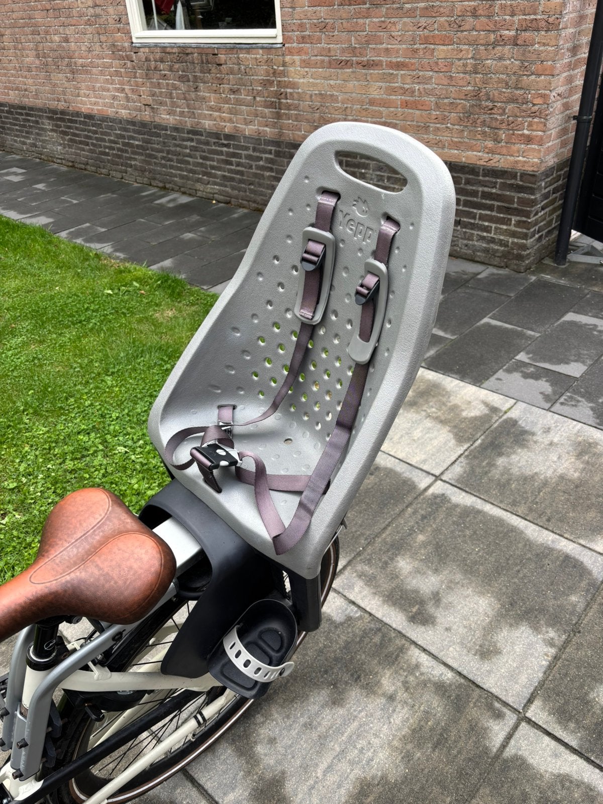 Yepp Maxi Achterzitje – Grijs – Incl. Adapter & Sleutel, Fietsen en Brommers, Fietsaccessoires | Fietsstoeltjes, Ophalen, Zo goed als nieuw