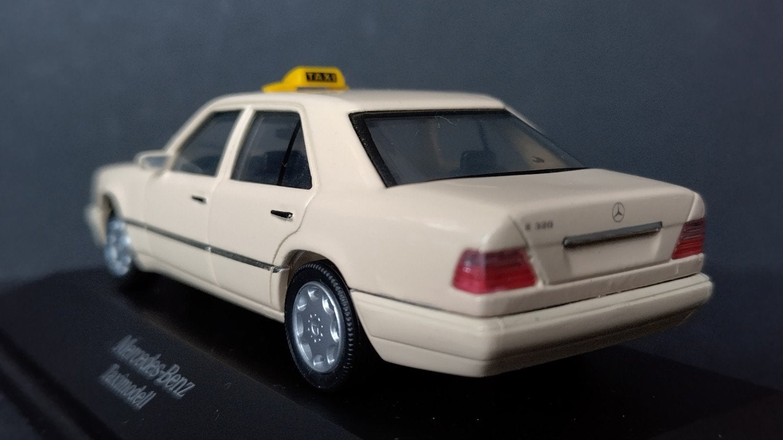 Mercedes Benz e Klasse w124 Taxi 1:43 Herpa Pol, Hobby en Vrije tijd, Overige merken, Auto, Verzenden, .