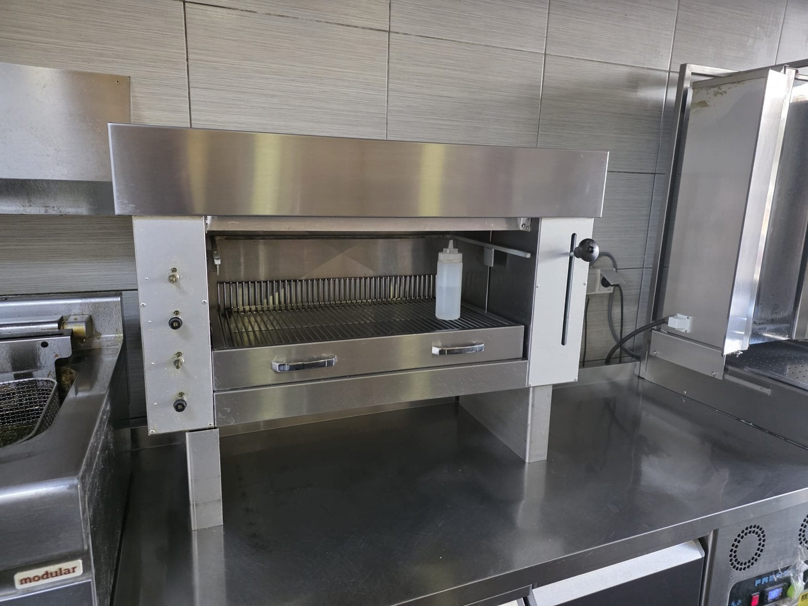 Horeca apparatuur: 2 Donergrill, kapsalon oven, Ophalen of Verzenden, Gebruikt, Fornuis, Frituur en Grillen