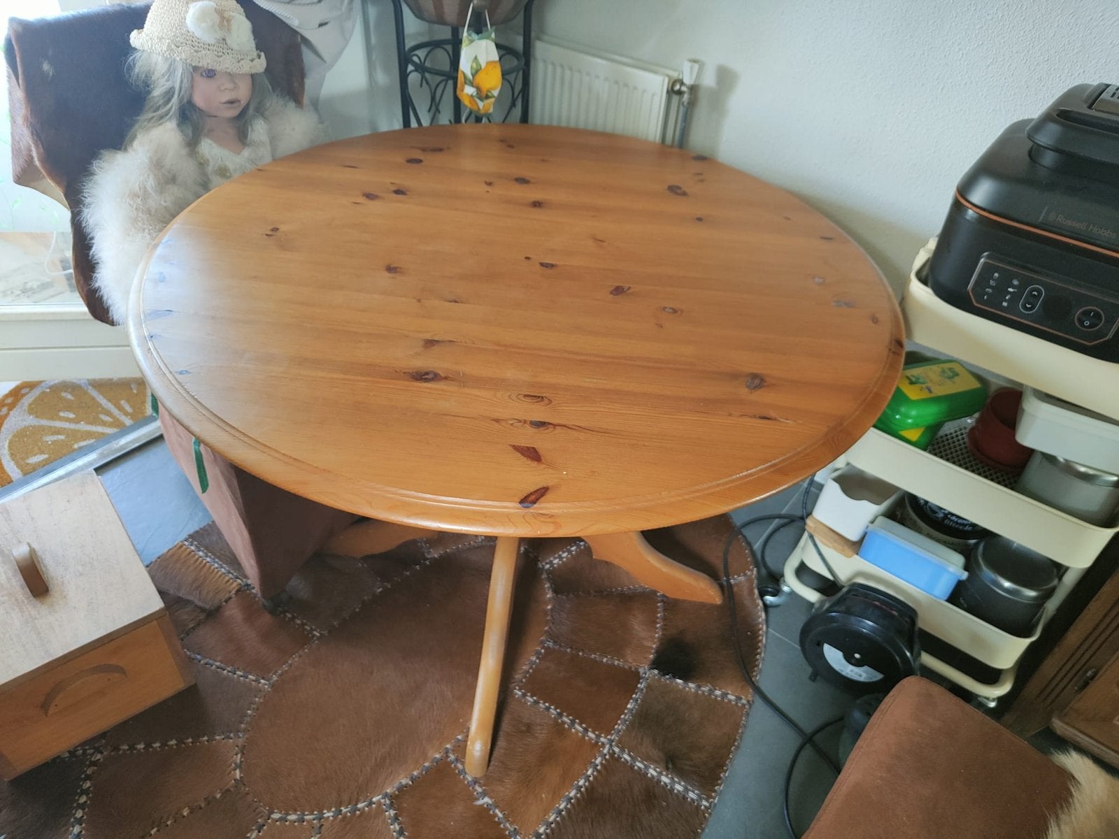 Massief grenen ronde tafel en grenen vitrinekast, Huis en Inrichting, Tafels | Eettafels, Ophalen, Gebruikt, 100 tot 150 cm, Rond