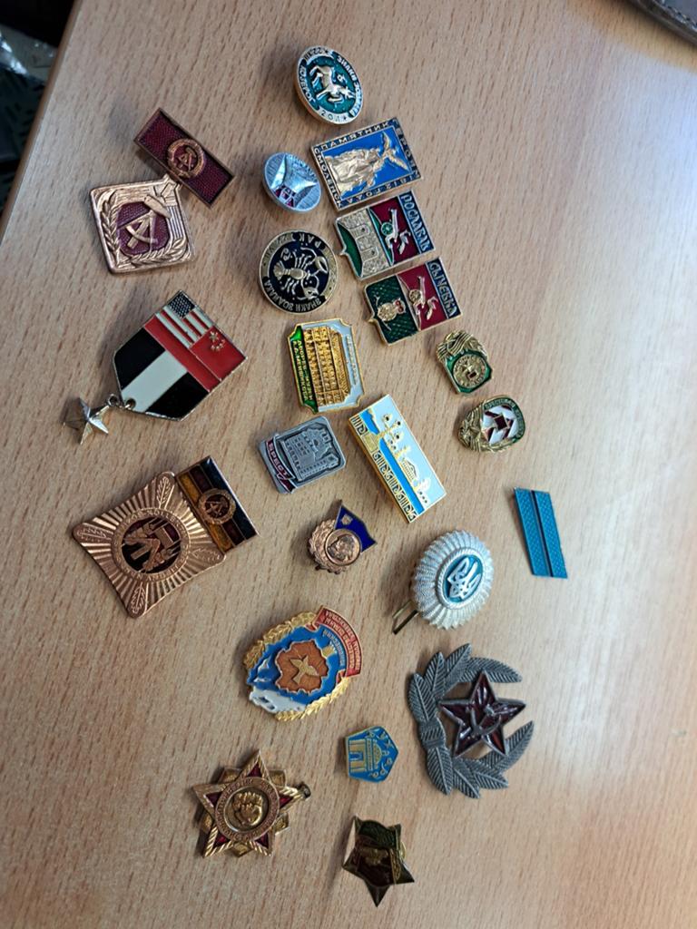 Diverse pins en speltje buitenland, Ophalen of Verzenden