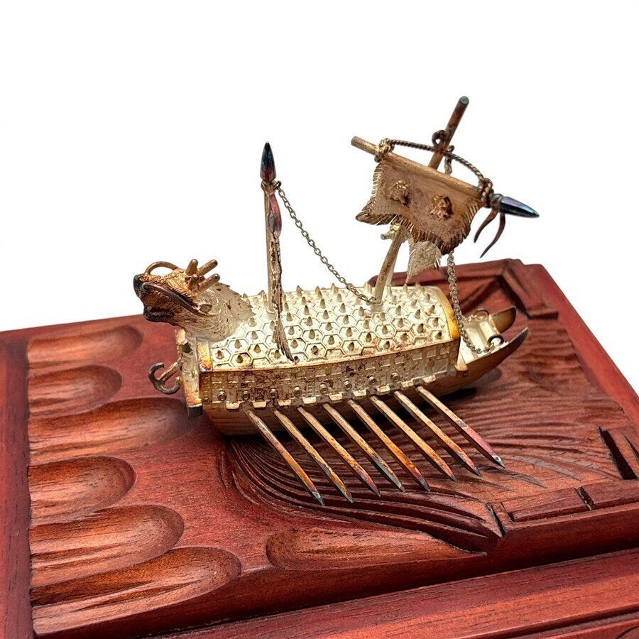 Zilveren turtle boat, in houten vitrinekastje [Miniatuur], Hobby en Vrije tijd, Modelbouw | Boten en Schepen, Ophalen of Verzenden
