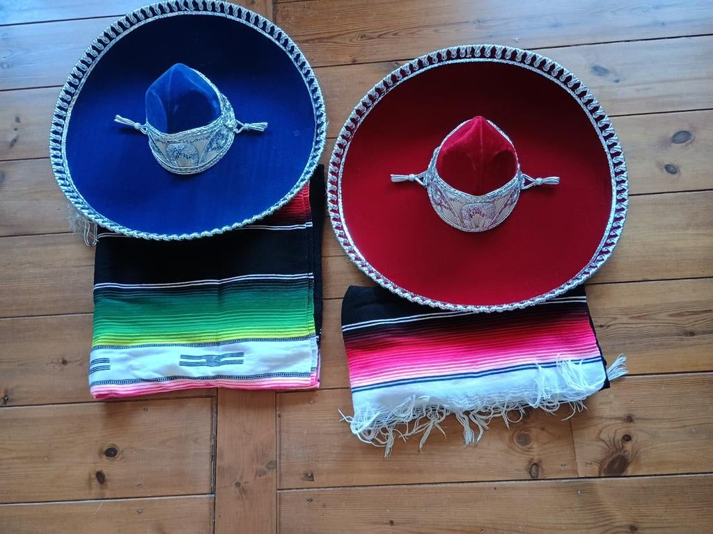 Twee sombrero's met poncho's, Ophalen