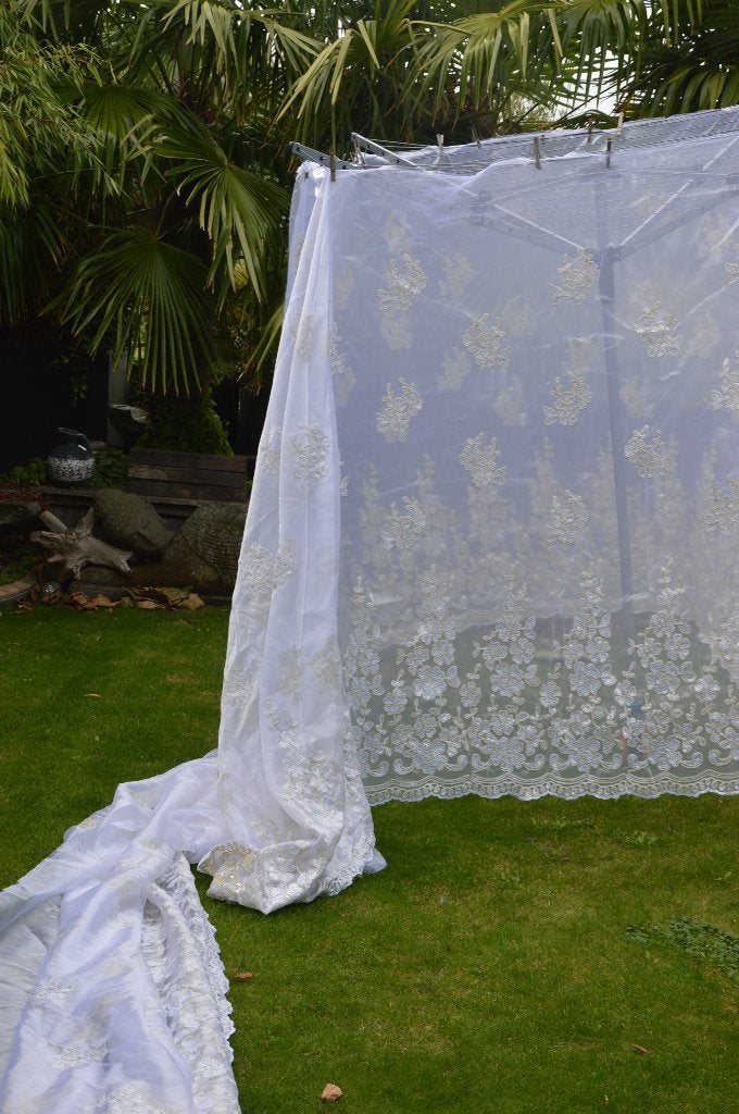 Zeer grote lap voile stof wit met gele/ivoor pailletten 20mt, Meerkleurig, 120 cm of meer, Ophalen of Verzenden, Kant