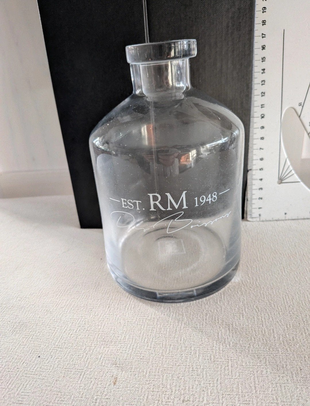 Riviera Maison glazen fles met 'EST. RM 1948' opdruk, Ophalen of Verzenden, Zo goed als nieuw, Transparant, Glas
