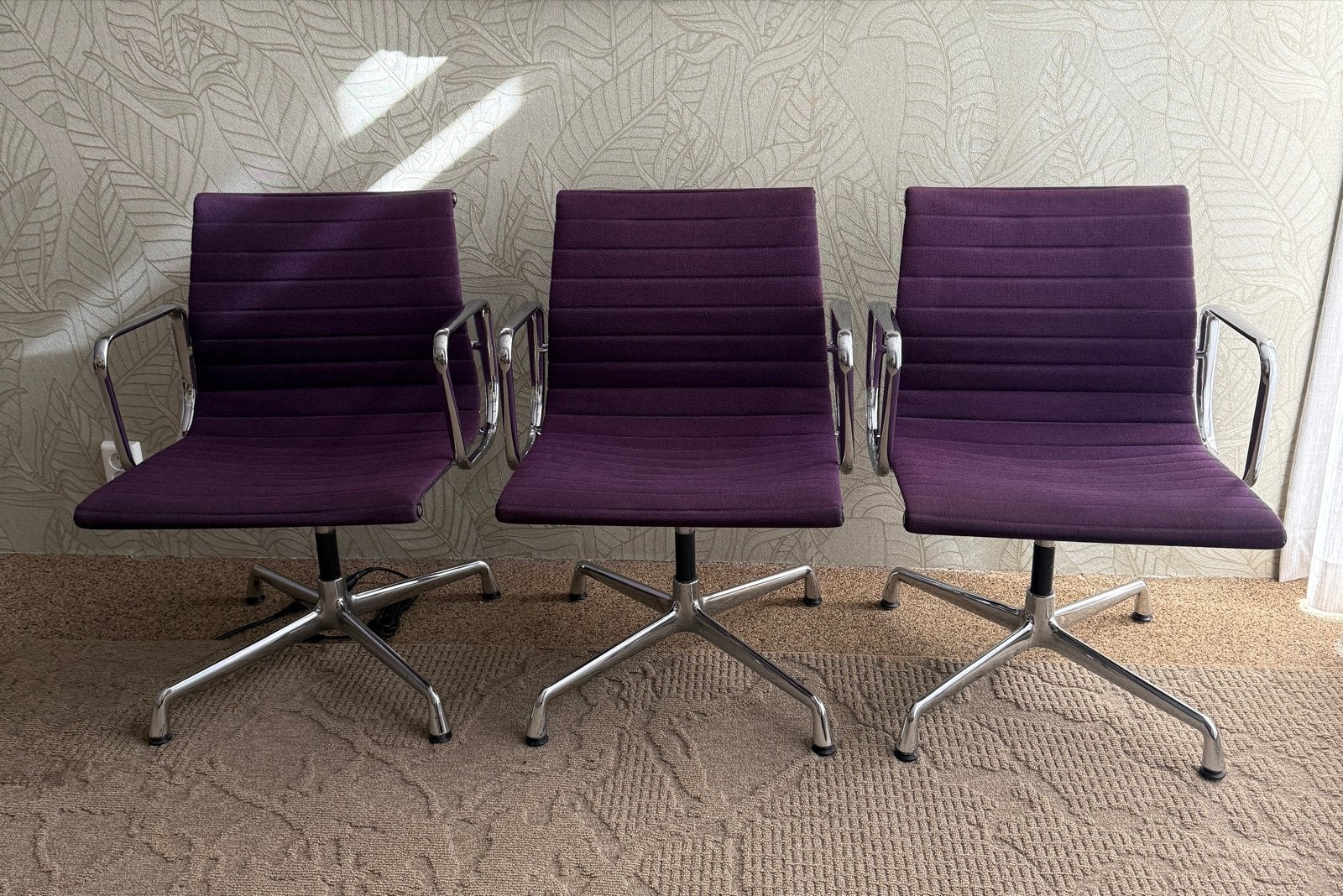3 Vitra Eames EA 107 stoelen met hopsak bekleding, Ophalen, Gebruikt, Overige kleuren, Drie