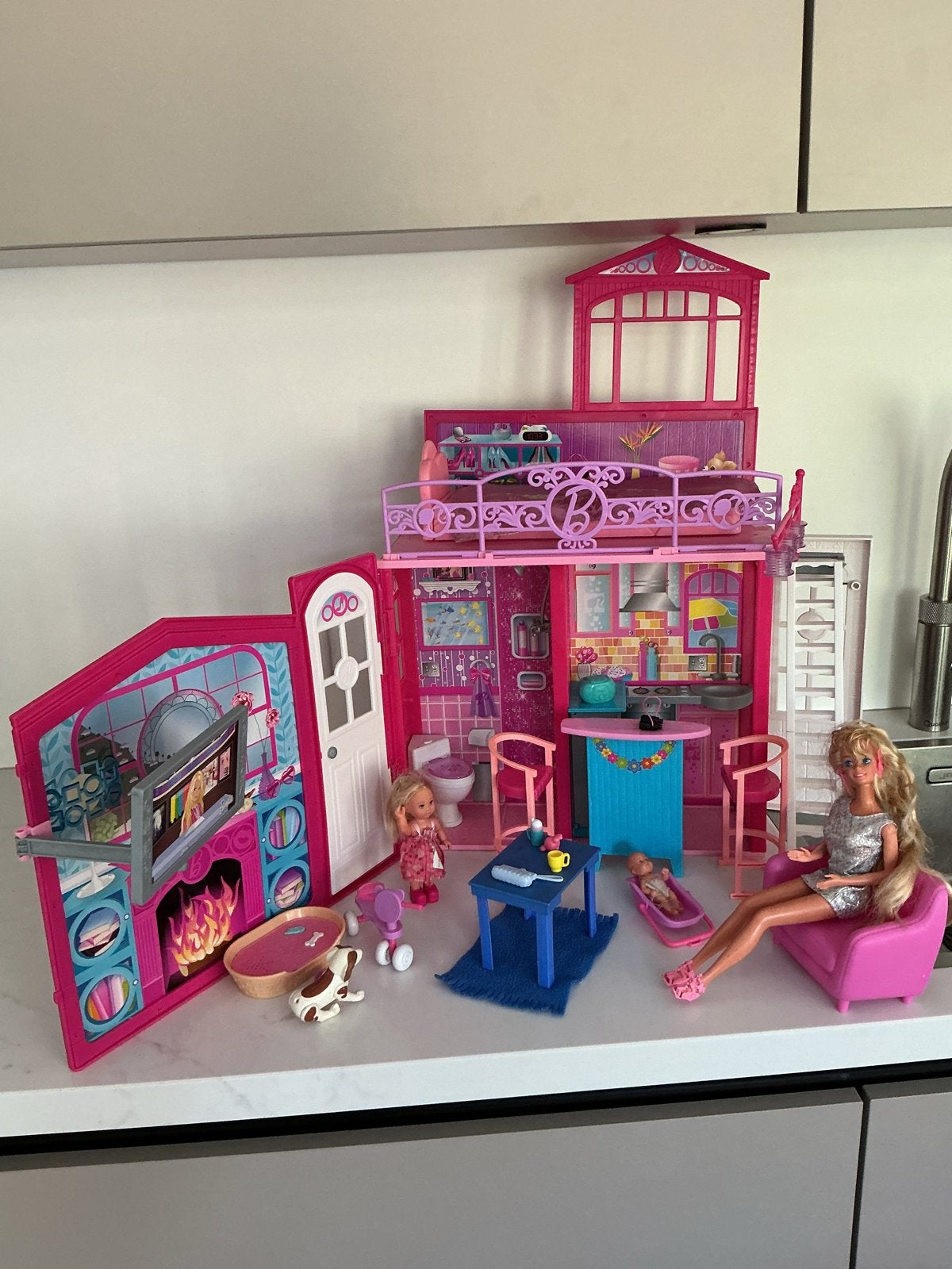 Barbie Droomhuis met accessoires en poppen, Ophalen of Verzenden, Zo goed als nieuw, Barbie