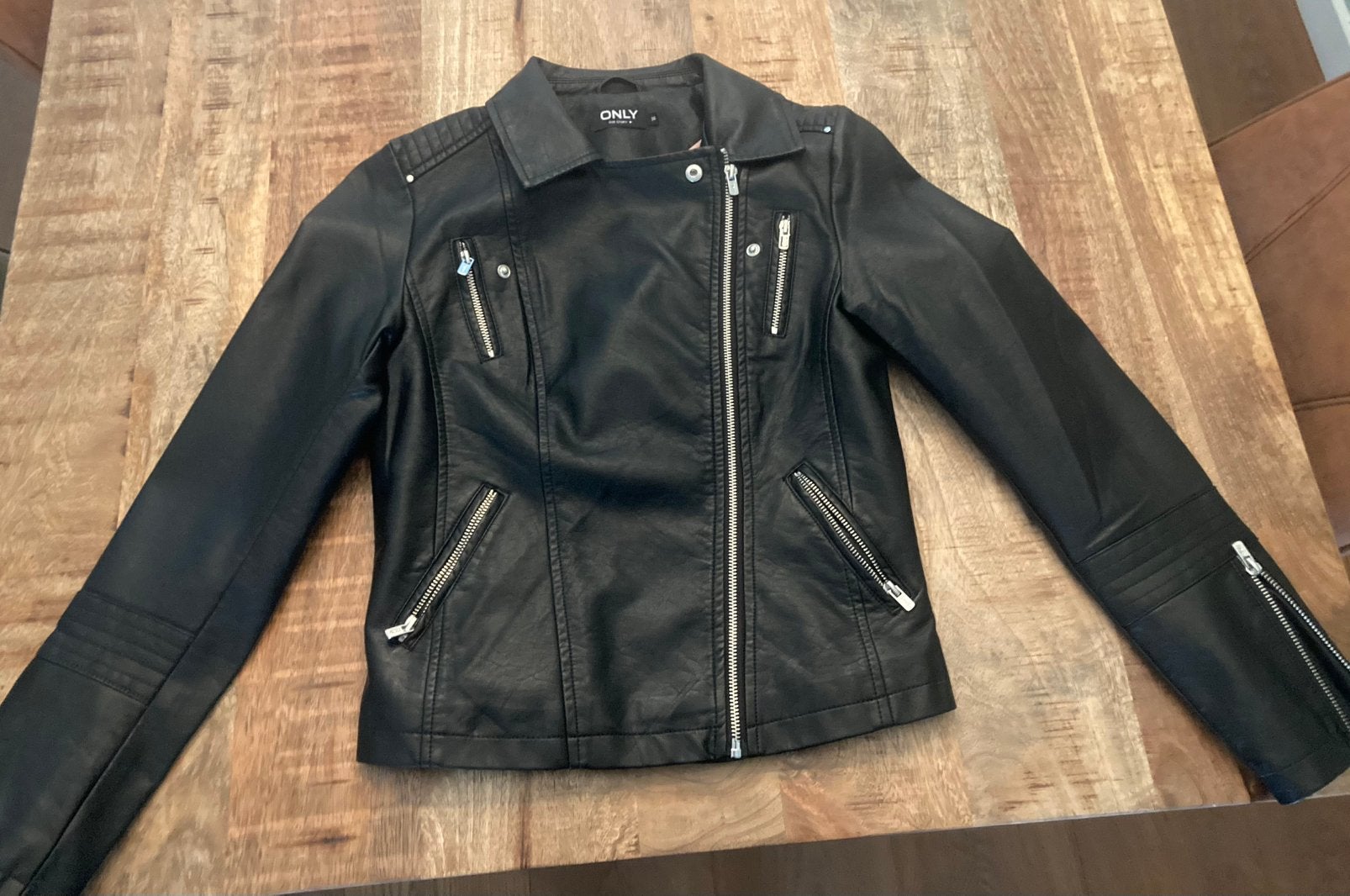 Nieuw zwarte, imitatieleren bikerjas van Only, maat 36, Kleding | Dames, Ophalen of Verzenden, Nieuw, Maat 36 (S), Zwart