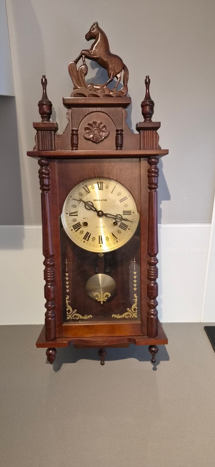 Antieke houten wandklok met paardendecoratie, Ophalen