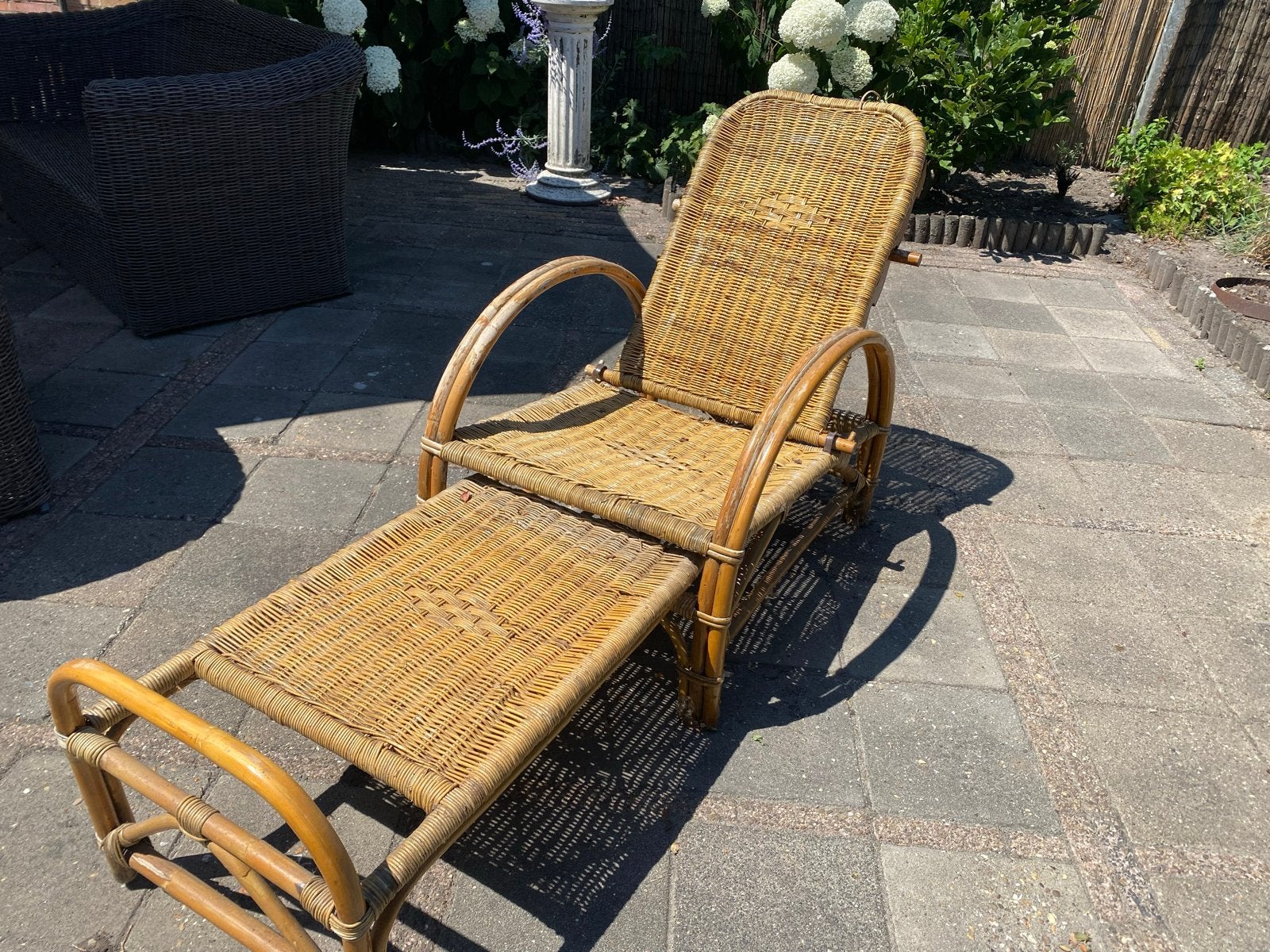 Vintage rotan ligstoel met voetenbank, Ophalen, Gebruikt, Rotan, Verstelbaar