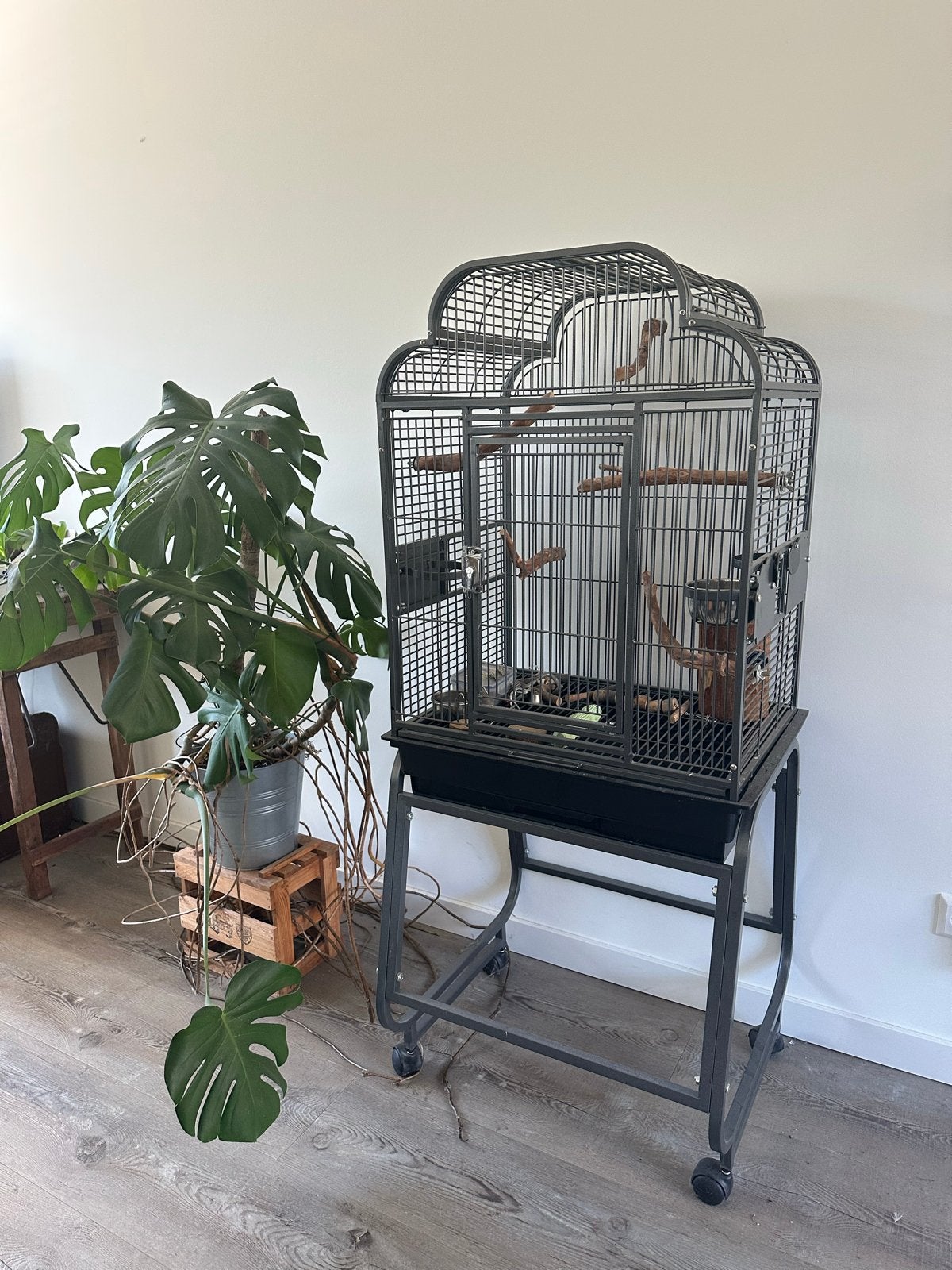 Mooie vogelkooi met onderstel op wielen en accessoires, Dieren en Toebehoren, Ophalen, Metaal, Vogelkooi