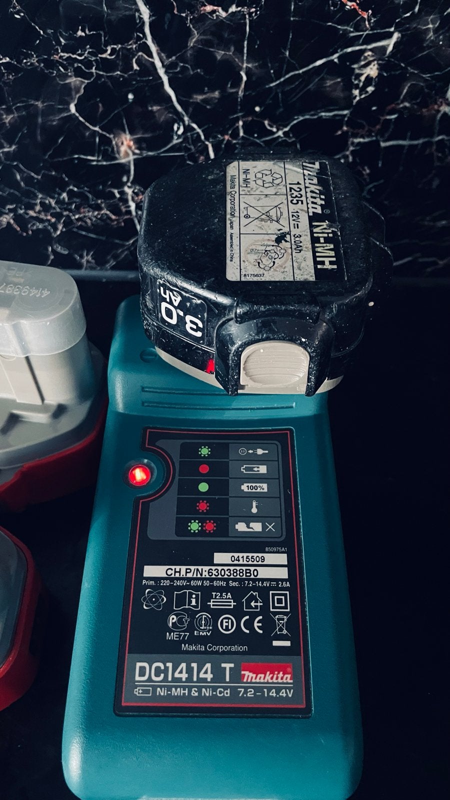 Makita 6271D Boor- en Schroefmachine met Lader en Accu's, Ophalen, Gebruikt, Variabele snelheid, Boor- en Schroefmachine
